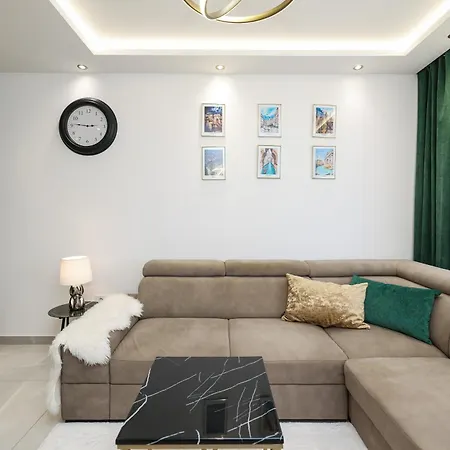 New Luxury With Balcony And Free Parking In The Garage Apartament