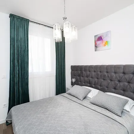 Apartament New Luxury With Balcony And Free Parking In The Garage Zadar