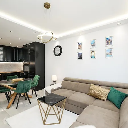 New Luxury With Balcony And Free Parking In The Garage *