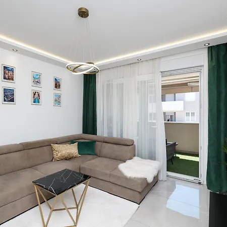 Apartment New Luxury With Balcony And Free Parking In The Garage *