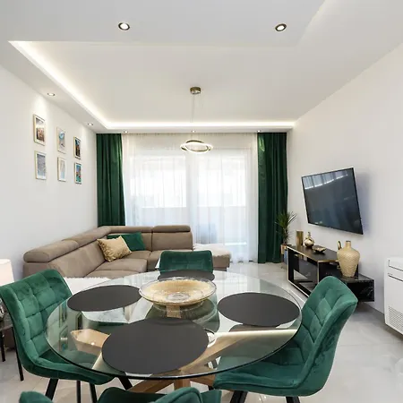 New Luxury With Balcony And Free Parking In The Garage Apartament Zadar