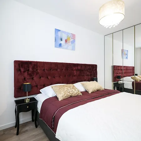 New Luxury With Balcony And Free Parking In The Garage Apartament