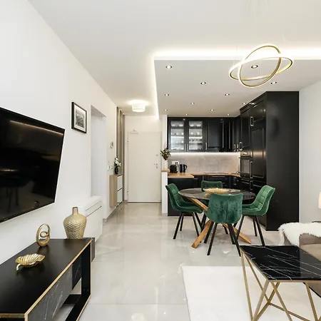New Luxury With Balcony And Free Parking In The Garage Apartment