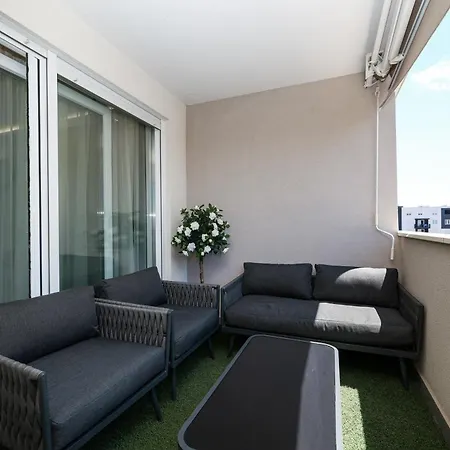 Apartament New Luxury With Balcony And Free Parking In The Garage