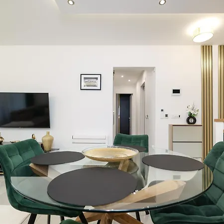 New Luxury With Balcony And Free Parking In The Garage *