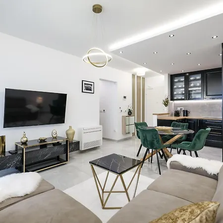 New Luxury With Balcony And Free Parking In The Garage Apartament *