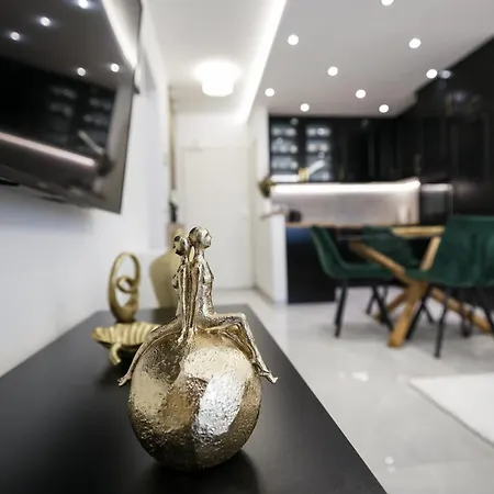 New Luxury With Balcony And Free Parking In The Garage Apartament *