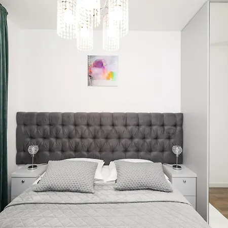 New Luxury With Balcony And Free Parking In The Garage Apartament