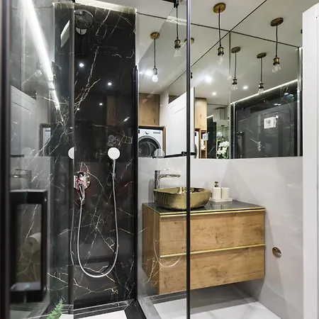 New Luxury With Balcony And Free Parking In The Garage Apartament